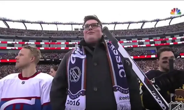 Thousands of Maple Leafs Fans Sing U.S. National Anthem [VIDEO]