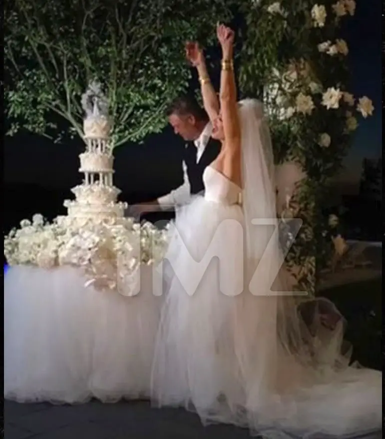 Blake Shelton & Gwen Stefani Get Married: 1st Photos of Wedding Dress