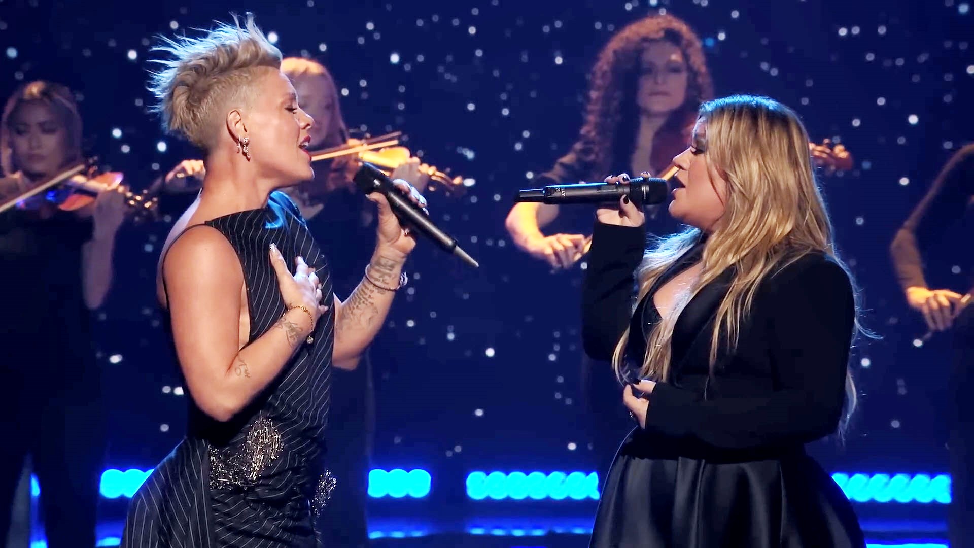 Kelly Clarkson, Jax Take the 2023 iHeartRadio Music Awards Stage