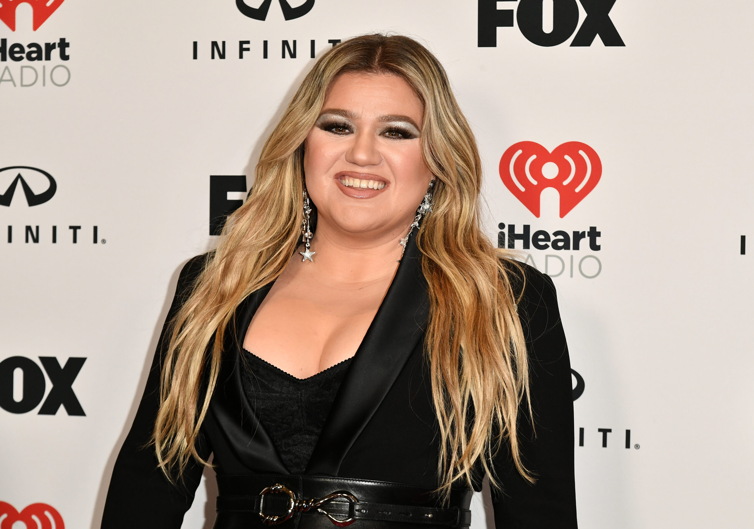 Headlines: ACMs Reveals Hosts, Kelly Clarkson Talks New Music