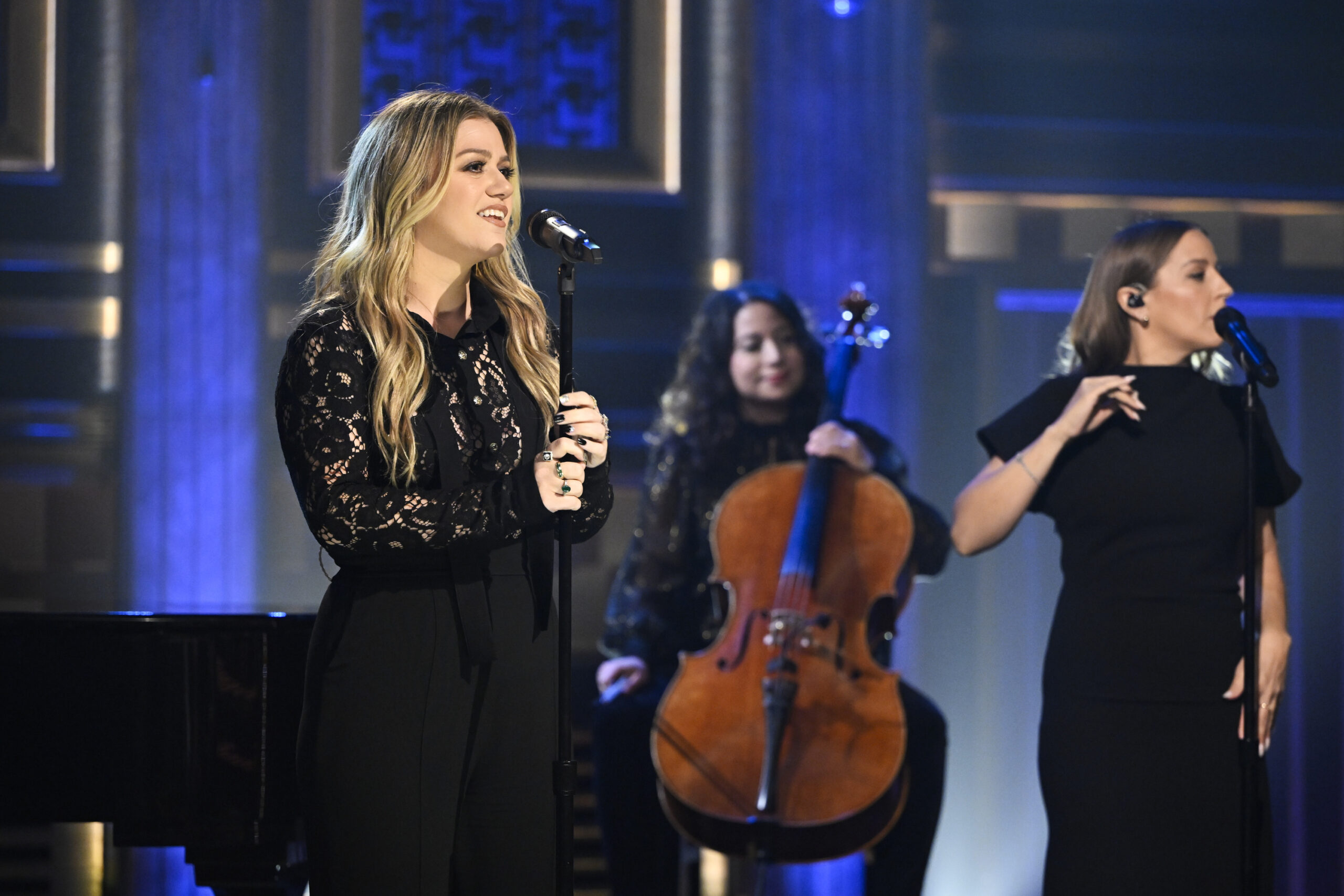 Kelly Clarkson Sings Emotional Lighthouse Gets Candid About Divorce 8374