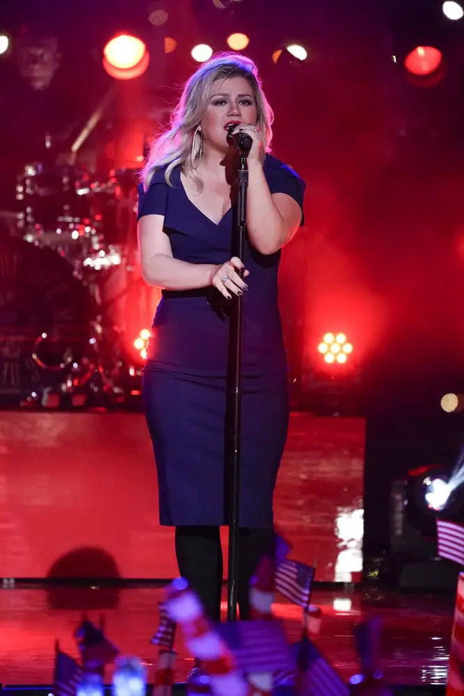 Kelly Clarkson Performs 